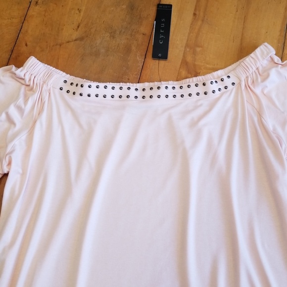 SOLD! Cyrus Lt. Pink Off Shoulder Top Sz 1X - Picture 2 of 7